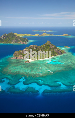 Isola di Monuriki e barriera corallina, Isole della Mamanuca, Figi, South Pacific - aerial Foto Stock