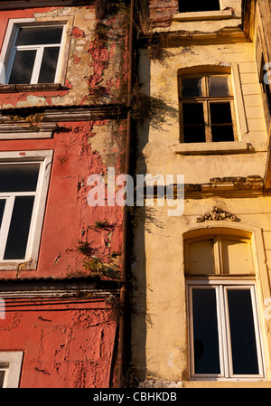 Vecchie case su tomtom Kaptan Sokagi, Beyoglu, Istanbul, Turchia Foto Stock