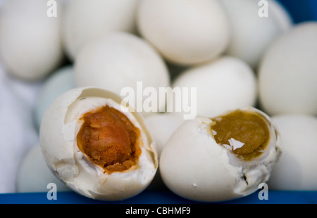 Cinese uova sode venduto per colazione in un mercato locale. Foto Stock