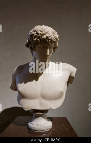 Xviii secolo busto di Antinoo (111-130), presunto amante omosessuale di Adriano, il museo del Louvre, Parigi, Francia Foto Stock