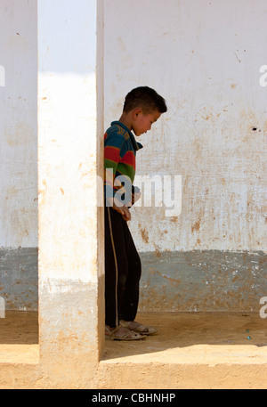 Villaggio tribale ragazzo giocando marmi vicino a Sapa in Viet Nam Foto Stock