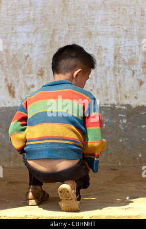 Villaggio tribale ragazzo giocando marmi vicino a Sapa in Viet Nam Foto Stock