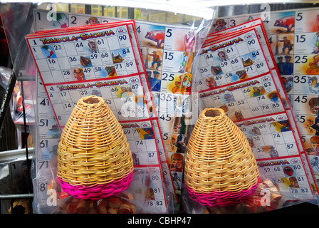 Via Mezzocannone, Napoli, Italia : un negozio che vende il "tombola'. Il 'tombola' è il bingo gioco napoletano. Foto Stock