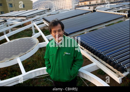 Huang Ming, Presidente di himin Solar Co., Ltd., pone nella "valle solare" di Dezhou, Provincia di Shandong, Cina. 24-Nov-2011 Foto Stock