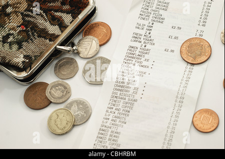 Supermercato shopping bill fino al ricevimento con portamonete e denaro Foto Stock