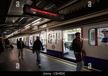 Passeggeri a piedi lungo la piattaforma dopo aver lasciato la stazione della metropolitana di Edgware Road stazione della metropolitana di Londra Inghilterra Regno Unito Foto Stock