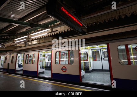 In attesa del treno in corrispondenza della piattaforma a Edgware Road stazione della metropolitana di Londra England Regno Unito Regno Unito Foto Stock