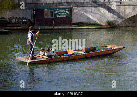 I turisti punting lungo il fiume Cam, Cambridge, Inghilterra, Regno Unito Foto Stock