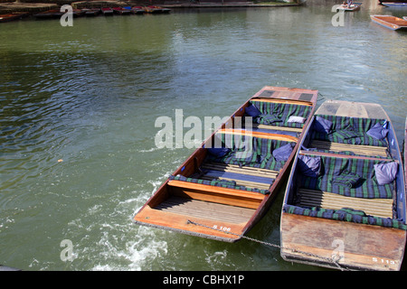 Sterline tradizionale per il noleggio lungo il fiume Cam, Cambridge, Inghilterra, Regno Unito Foto Stock