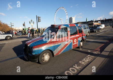 Black Cab londinese taxi con bandiera europea pubblicità sul Westminster Bridge in centro a Londra England Regno Unito Regno Unito Foto Stock