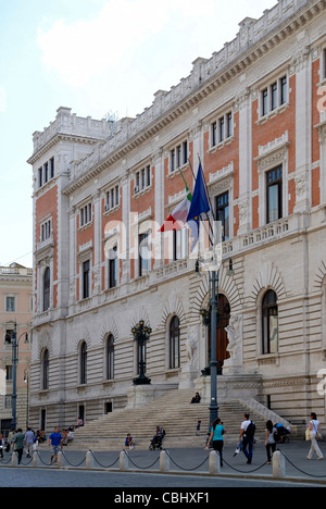 Palazzo Montecitorio con la facciata nord a Roma - Sede del rappresentante la camera del parlamento italiano. Foto Stock