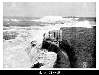 Filey Brigg North Yorkshire Inghilterra costa del Mare del Nord spiaggia tempesta si infrangono onde d'onda acque bianche rocce rocciose Foto Stock