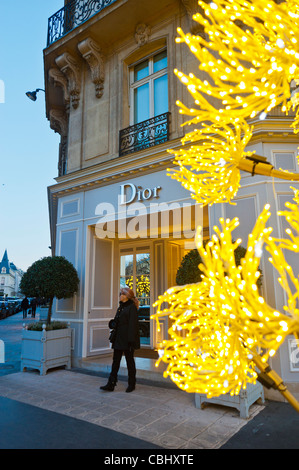 Parigi, Francia, Lusso shopping natalizio, Dior Store, LED decorazioni natalizie su High Street, Avenue Montaigne Foto Stock