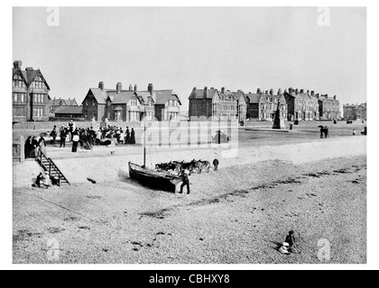 Hunstanton Sunny Hunny cittadina balneare Norfolk Inghilterra il lavaggio fronte spiaggia barca a vela promenade esplanade Foto Stock