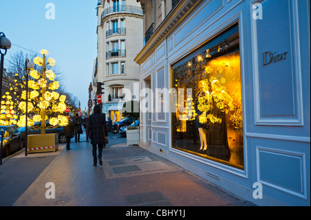 Parigi, Francia, vista grandangolare, shopping natalizio di lusso, Christian Dior Store, vetrine, Avenue Montaigne, Storefront, Street scene notturne Foto Stock