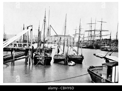 Newhaven town East Sussex England porto traghetti Harbor Freight dock flotta peschereccia montante di nave a vela vela cargo merchant Foto Stock