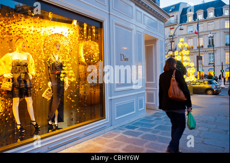 Parigi, Francia, Shopping di Natale francese di lusso, negozio 'Christian Dior', vetrine del negozio, donna a piedi via, scena di strada di notte, abito, prodotti ricchi, negozio, dior 30 avenue montaigne Foto Stock