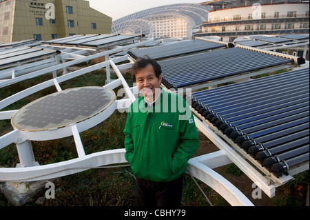 Huang Ming, Presidente di himin Solar Co., Ltd., pone nella "valle solare" di Dezhou, Provincia di Shandong, Cina. 24-Nov-2011 Foto Stock