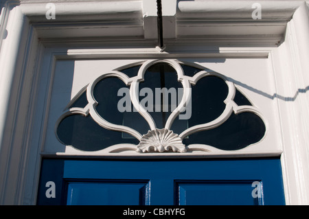 Finestra al di sopra della porta, Landor House, Warwick, Warwickshire, Inghilterra, Regno Unito Foto Stock