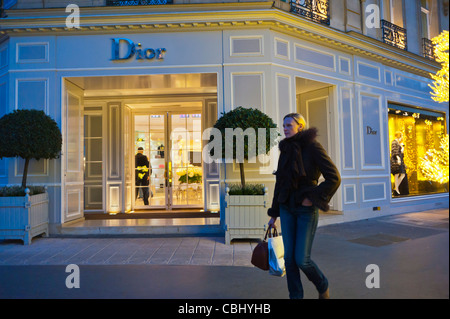 Parigi, Francia, Passeggiate da donne, Shopping di Natale di lusso, Christian Dior Store, Negozio ingresso frontale di notte, negozio di abbigliamento donne benestanti, negozio, dior 30 avenue montaigne Foto Stock