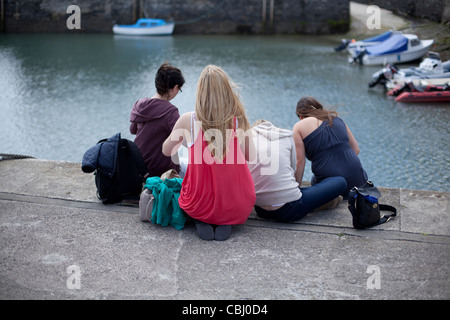 Le quattro ragazze pescare granchi off Padstow Harbour, Cornwall Foto Stock