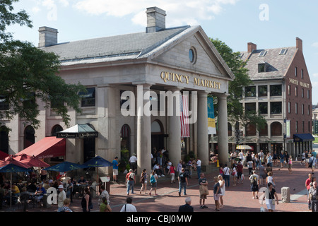 Persone visitate la storica Quincy Market e il mercato del Nord di Boston, Massachusetts. Foto Stock