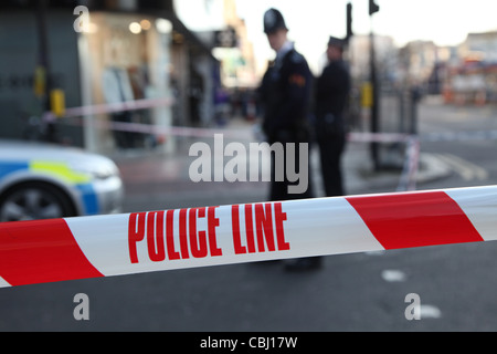 Linea di polizia non Cross, con fuori fuoco la polizia in background Foto Stock