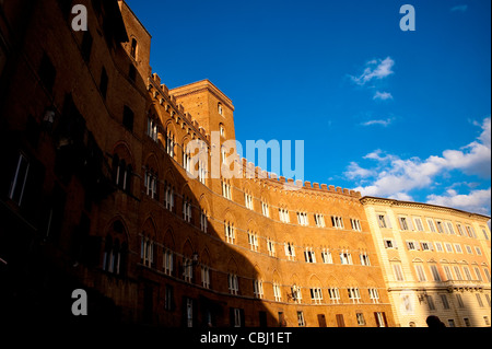 Edifici medievali che circondano la Piazza del Campo a Siena, Toscana, Italia Foto Stock