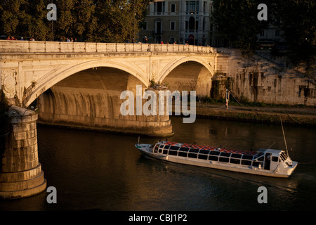 Imbarcazione turistica nel Ponte Umberto ponte; Roma Foto Stock