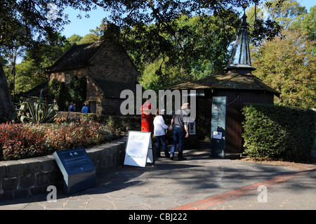 Visitatori presso la casa del capitano James Cook, RN (Royal Navy) che ha scoperto in Australia, tra i Giardini Fitzroy, Melbourne, Australia. Foto Stock