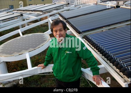 Huang Ming, Presidente di himin Solar Co., Ltd., pone nella "valle solare" di Dezhou, Provincia di Shandong, Cina. 24-Nov-2011 Foto Stock