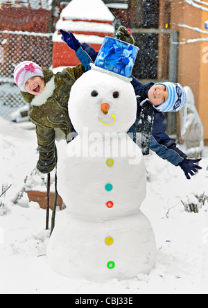 Pupazzo di neve e i bambini Foto Stock