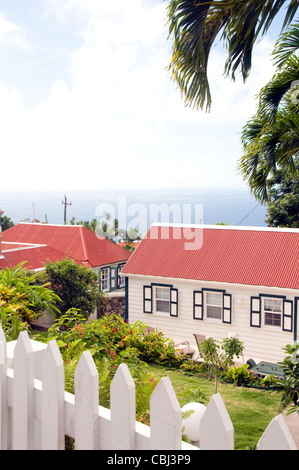 Casa tipica architettura in stile cottage Windwardside Saba olandesi Antille Olandesi Caraibi con vista sul mare Foto Stock