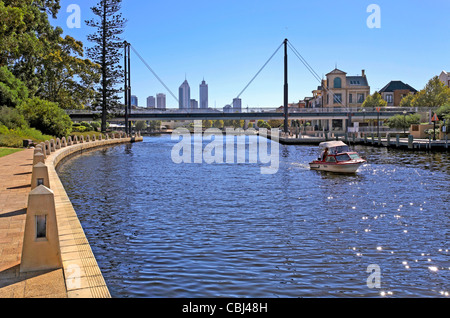 Guardando verso la città di Perth da Claisebrook Cove East Perth, Australia Foto Stock