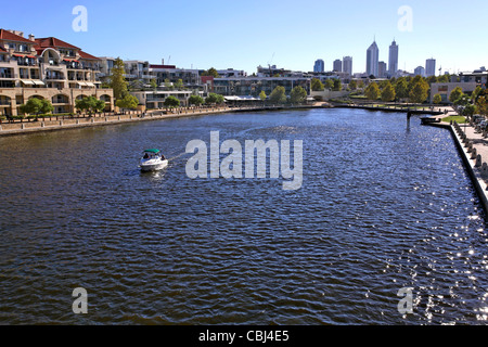 Guardando verso la città di Perth da Claisebrook Cove East Perth, Australia Foto Stock