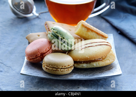 In stile tradizionale francese macarons con set da tè sullo sfondo Foto Stock