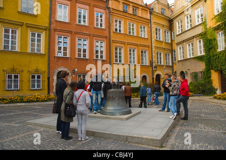 Plac Kanonia Canon square con campana fusa in 1646 da Daniel Tym nella città vecchia Varsavia Polonia Europa Foto Stock