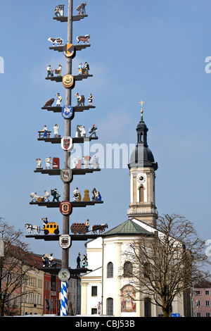 Maypole e S.Oswald Chiesa Parrocchiale, Traunstein Chiemgau Alta Baviera Germania Foto Stock