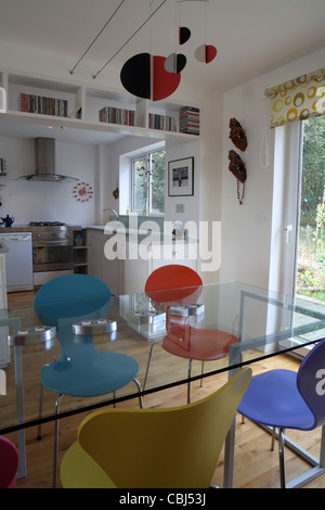 Aprire il piano cucina e sala da pranzo, modernista casa nazionale interno, Aldeburgh, Suffolk, Regno Unito Foto Stock