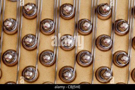 Chiudere l immagine dell'interno di un pianoforte che mostra le stringhe e struttura Foto Stock