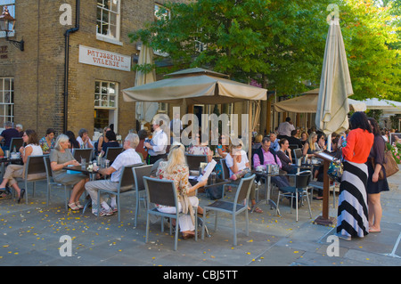 Terrazza di Patisserie Valerie cafe Duke of York Square a Chelsea Borough Londra Inghilterra Regno Unito Europa Foto Stock