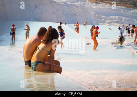 Terrazza in travertino formazioni e turisti. Pamukkale. Denizli provincia. Anatolia. Turchia Foto Stock