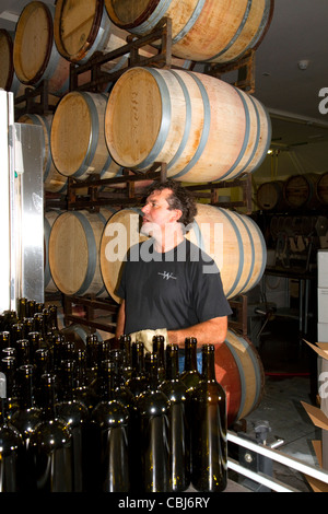 Enologo degustazione vino rosso a Woodriver cantine in Eagle, Idaho, Stati Uniti d'America. Foto Stock