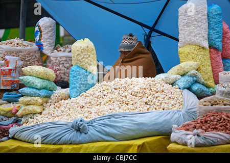 Sacchetti con popcorn in vendita al mercato di Copacabana, Bolivia Foto Stock