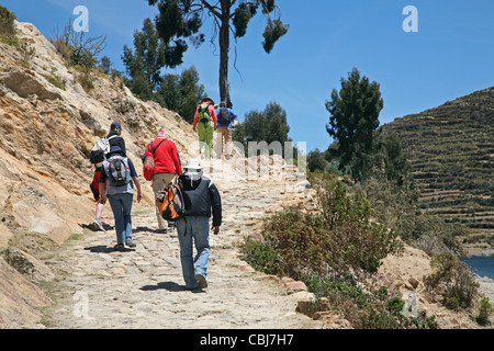 I turisti escursioni sull'isola Isla del Sol nel Lago Titicaca, Bolivia Foto Stock