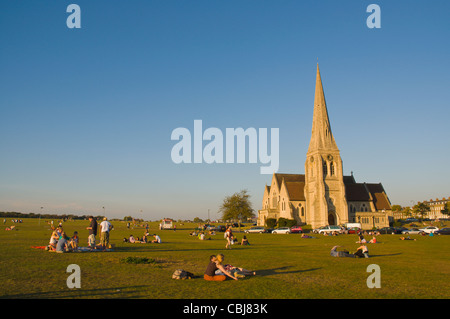 La gente di Blackheath comune con la Chiesa di tutti i santi in background Blackheath Sud Londra Inghilterra Regno Unito Europa Foto Stock