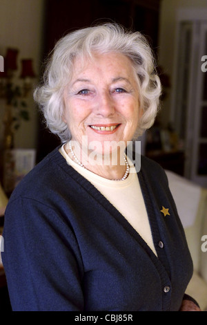 Dame vera Lynn a casa sua a Ditchling East Sussex 2001 Foto Stock