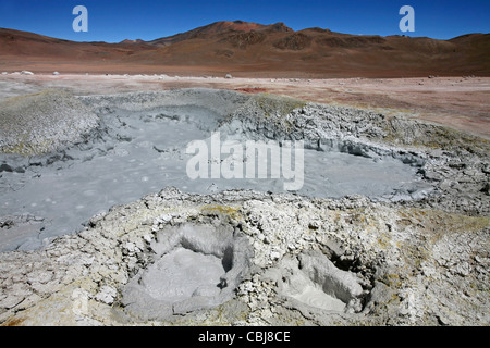Piscine di fango bollente e le sorgenti di acqua calda geotermica in campo vulcanico Sol de Mañana, Altiplano, Bolivia Foto Stock
