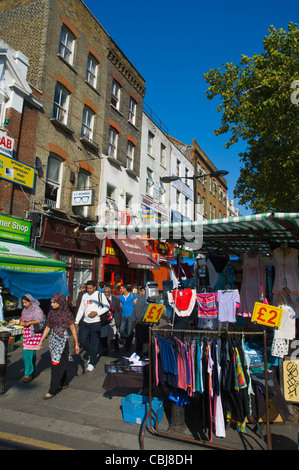 Le bancarelle del mercato lungo Whitechapel Road East London Inghilterra England Regno Unito Europa Foto Stock