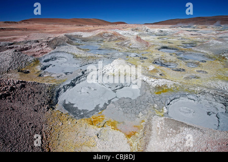 Laghi di fango e vapore delle piscine di fango bollente nel campo geotermico Sol de Mañana, Altiplano, Bolivia Foto Stock
